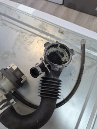 Bomba de desagüe lavadora LG F4WV3008S4W — 15 €