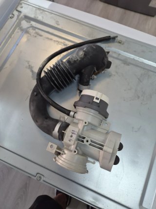 Bomba de desagüe lavadora LG F4WV3008S4W — 15 €