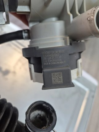 Bomba de desagüe lavadora LG F4WV3008S4W — 15 €