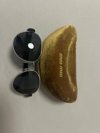 Gafas de sol Miu Miu negras y doradas