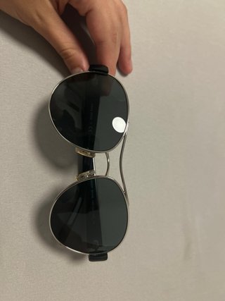 Gafas de sol Miu Miu negras y doradas