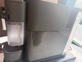 Cafetera DeLonghi Lattissima One + Caja Cápsulas