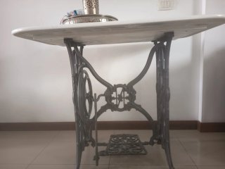 Mesa de coser antigua mármol y metal