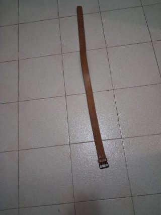 Cinturón de cuero marrón para hombre