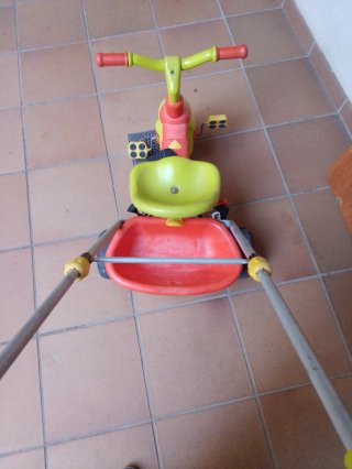 Triciclo infantil con manillar