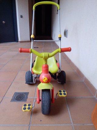 Triciclo infantil con manillar