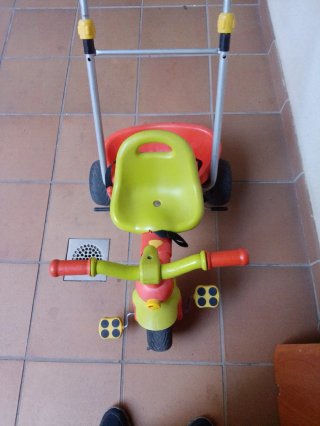Triciclo infantil con manillar