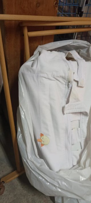 Minicuna blanca con ruedas
