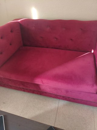 Sofá de terciopelo rojo