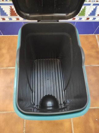 Cubo de basura plástico