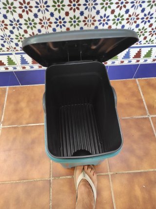 Cubo de basura plástico