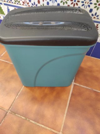 Cubo de basura plástico