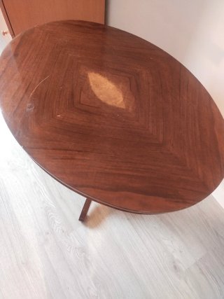 Mesa de salón redonda de madera