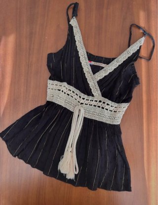 Top tirantes Azaka negro con detalles dorados