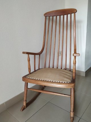 Mecedora antigua de madera