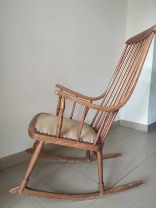 Mecedora antigua de madera