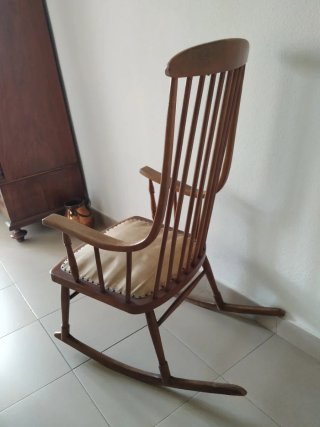 Mecedora antigua de madera