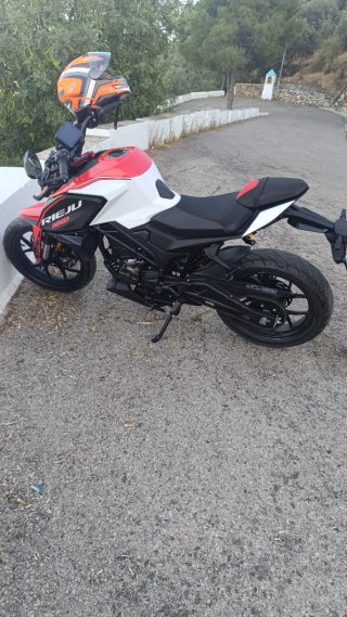 Rieju NKD 125 - Moto Naked Roja y Blanca