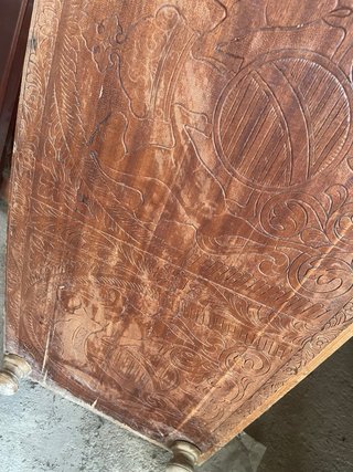 Baúl de madera tallado