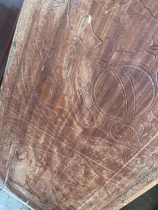 Baúl de madera tallado