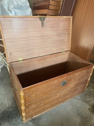 Baúl de madera tallado