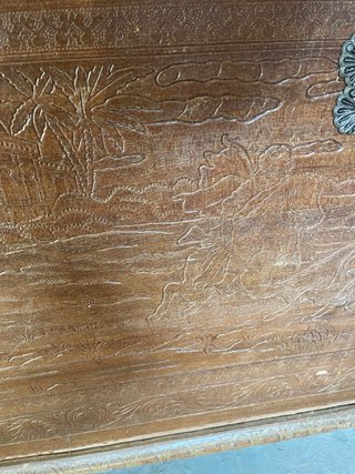 Baúl de madera tallado