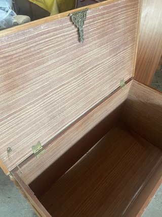 Baúl de madera tallado