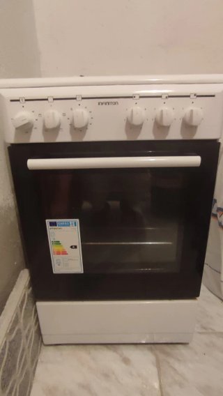 Cocina eléctrica Infiniton vitro de tres fuegos.