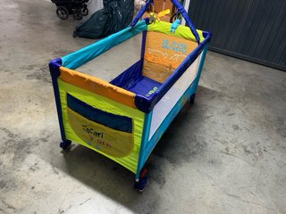 Parque infantil con móvil de juegos