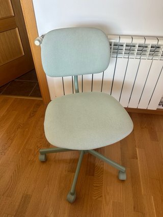 Silla de escritorio verde con ruedas