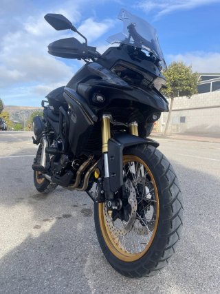Moto Voge 525 DSX Negra y Dorada
