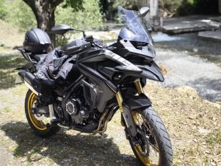 Moto Voge 525 DSX Negra y Dorada