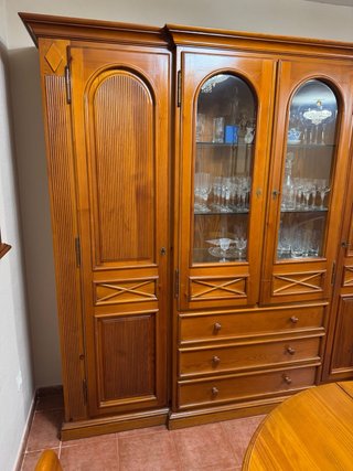 Vitrina de salón de madera y cristal