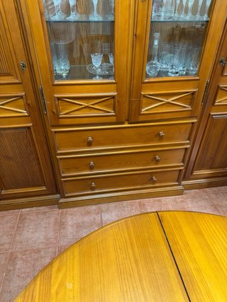 Vitrina de salón de madera y cristal