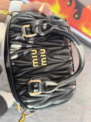 Bolso Miu Miu Negro y Dorado
