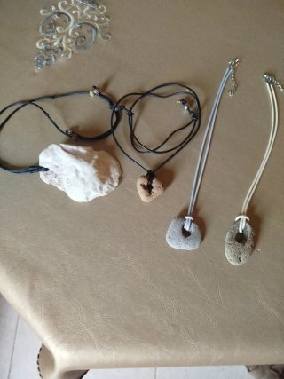 Colgantes naturales: piedra, conchas, seda y cuero