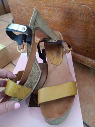 Sandalias de cuña tacón madera y piel