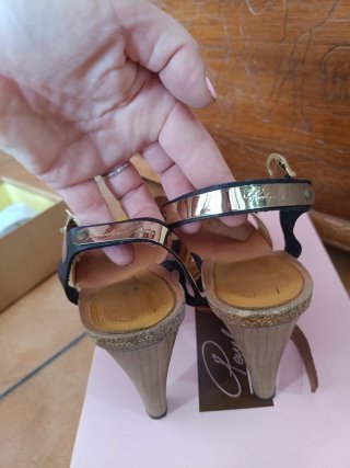 Sandalias de cuña tacón madera y piel
