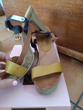 Sandalias de cuña tacón madera y piel