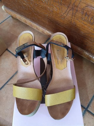Sandalias de cuña tacón madera y piel