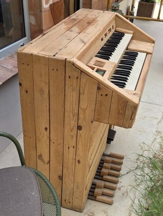 Piano/Órgano de madera restaurado.