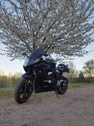 Hyosung GT125R Negra Deportiva