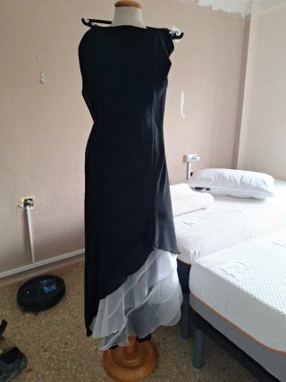 Vestido fiesta negro con volantes blancos
