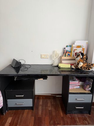 Escritorio con cajones