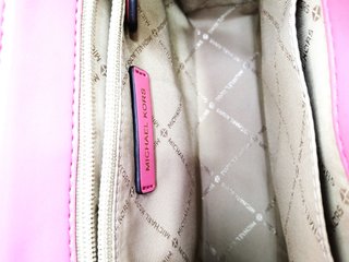 Borsa a spalla piccola Michael Kors Serena in pelle rosa