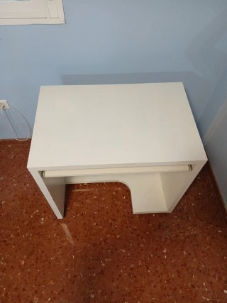 Escritorio blanco con bandeja para teclado