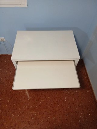 Escritorio blanco con bandeja para teclado