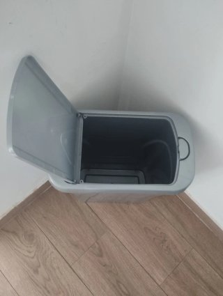 Cubo de reciclaje gris