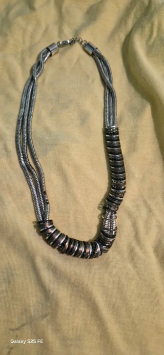 Collana girocollo con elementi circolari