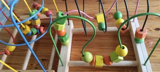 Juego de Cuentas y Laberinto de Madera